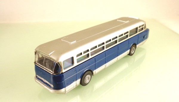 H0: FG000280 Ikarus 66 Überlandbus nach ungarischem Vorbild. Blau/silber lackiert