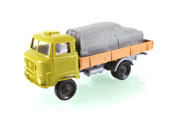 TT: 18105900 gn Lkw W50 mit Pritsche beladen mit Wartburg 311 Camping unter Abdeckplane