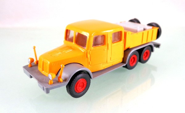 H0: 14180700 ge/gr Tatra T141 Zugmaschine melonengelb / grau/