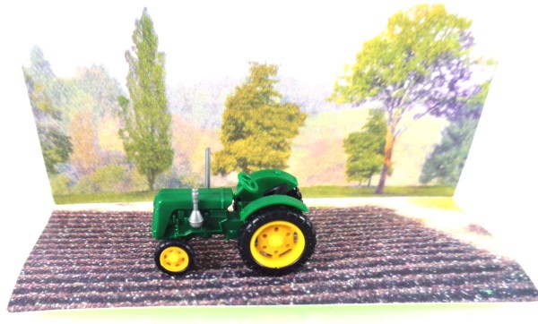 N-Spur: FG000902 Traktor Famulus dunkelgrün, gelbe Felgen (Hersteller Mehlhose)