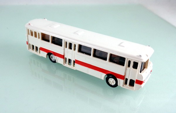 TT: FG000429 Omnibus Ikarus 556. Kleinserienmodell aus Resin weiß / rot