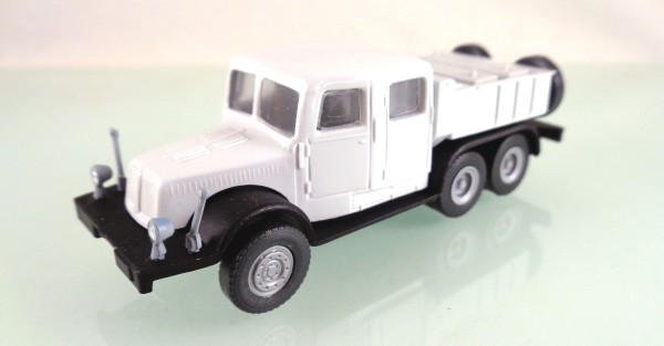 H0: 14180700 gr/sw Tatra T141 Zugmaschine grau / schwarz