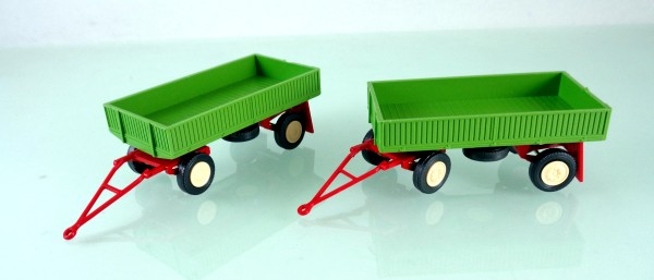 2 Stück Landwirtschaftlicher Anhänger der DDR. Typ IFA E5 mit Metallpritsche "Fortschritt-Grün"