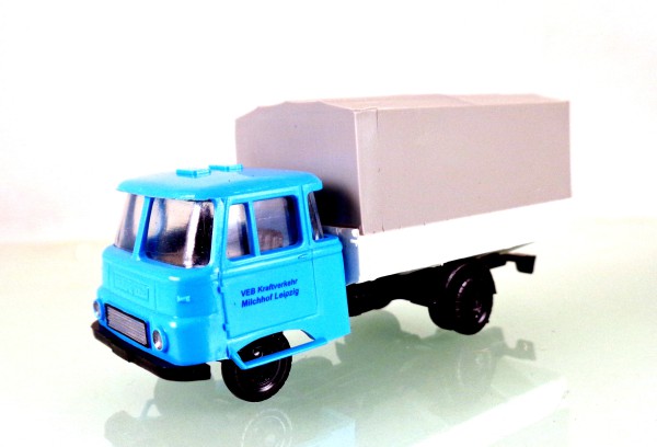 H0. FG001044 IFA Robur LO 2500 Pritsche / Plane "Milchhof Leipzig"